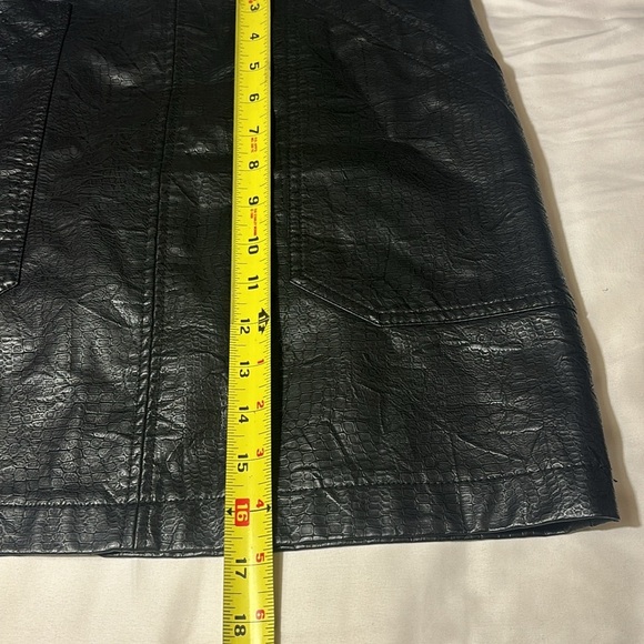 Shinestar Women's Faux Leather Belted Mini Skirt
Black Size M - Picture 9 of 9